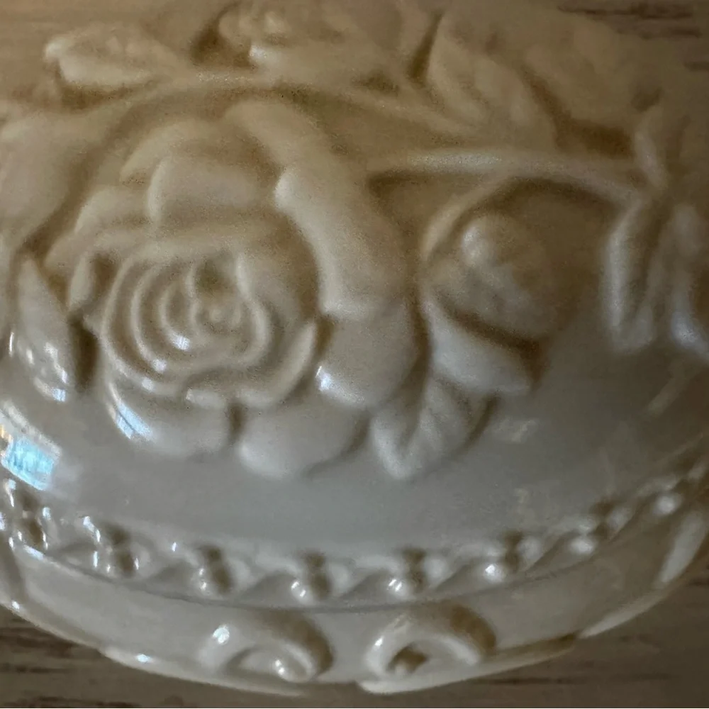 LENOX Ivory Rose Embossed Jewelry Trinket Box Music Oval Gold Trim 5.5